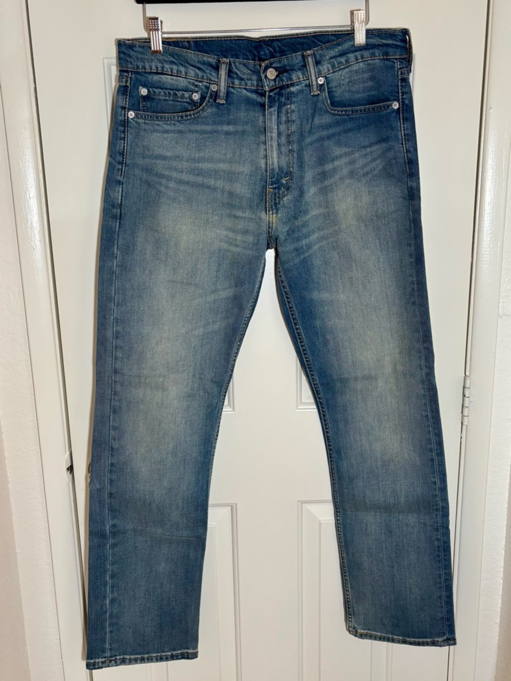 Classic Men’s Levi's “513” Straight Leg Jeans in Medium Blue Wash